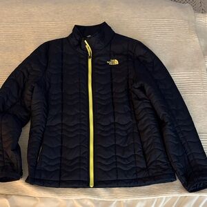 The North Face Woman's Quilted Jacket in Navy Blue with Yellow Zipper